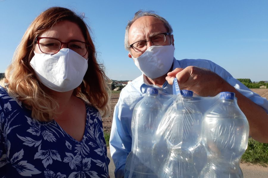 Anna Peters und Wilfried Hanft mit Wasser für die Erntehelfer bei Spargel Ritter
